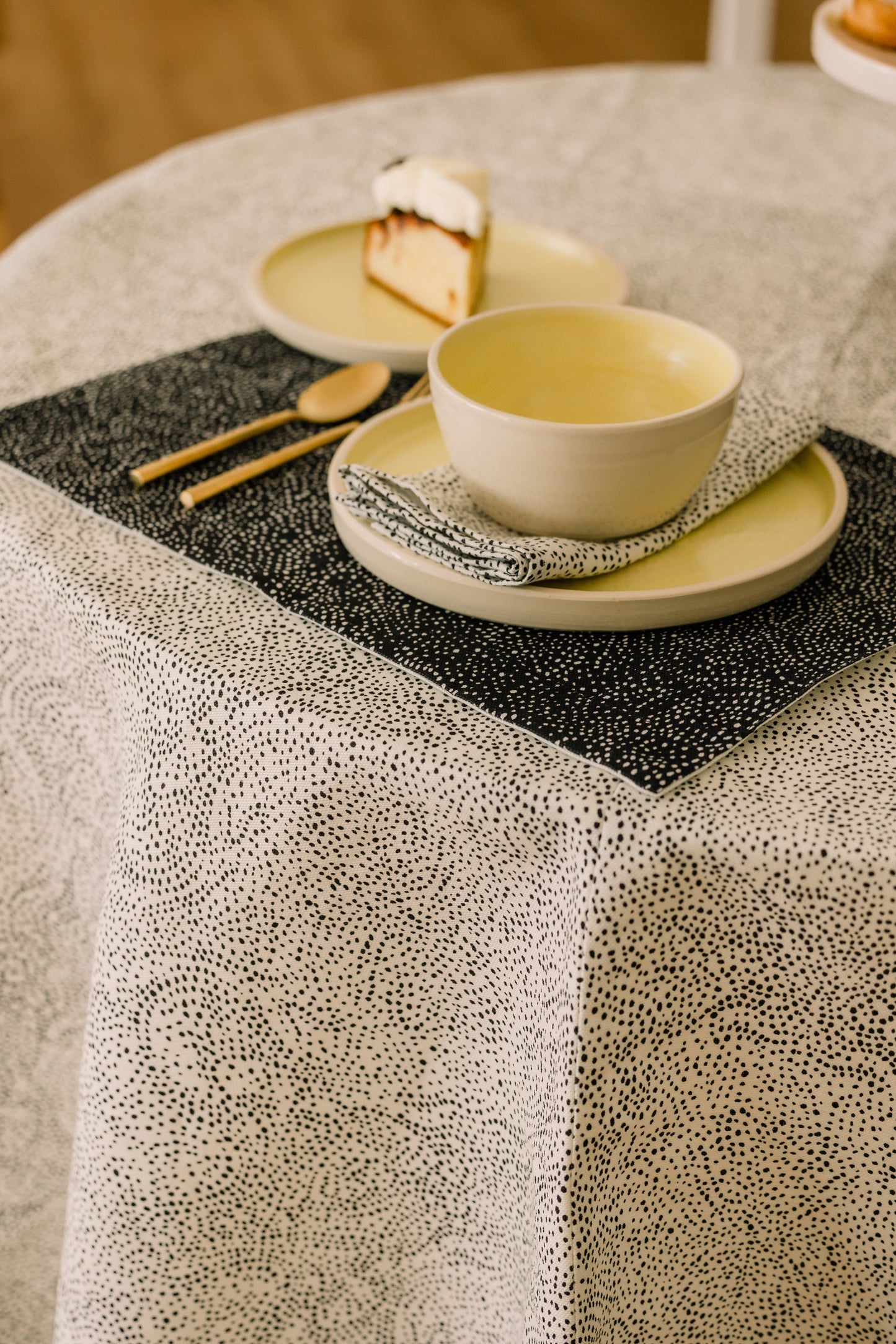 Palizada in Albatross 70" x 70" Round Tablecloth